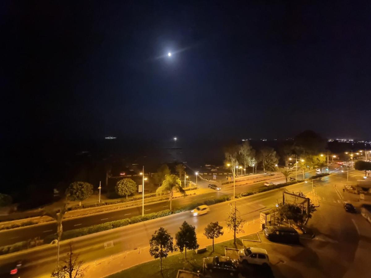 Super Modern Beachfront 1 Bedroom - Sleeps 4 Лимасол Екстериор снимка
