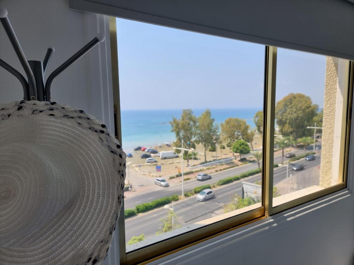 Super Modern Beachfront 1 Bedroom - Sleeps 4 Лимасол Екстериор снимка
