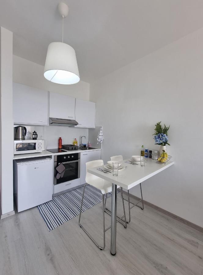 Super Modern Beachfront 1 Bedroom - Sleeps 4 Лимасол Екстериор снимка