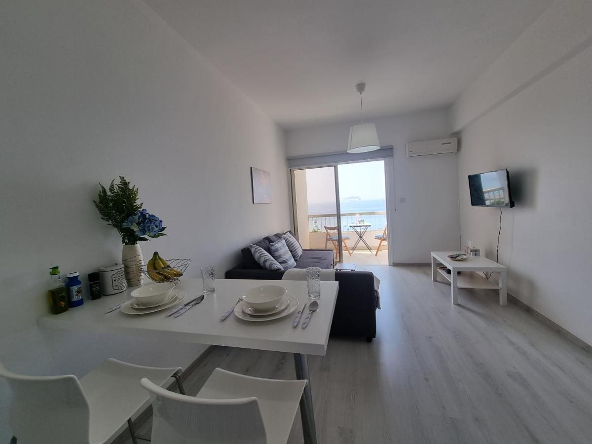 Super Modern Beachfront 1 Bedroom - Sleeps 4 Лимасол Екстериор снимка