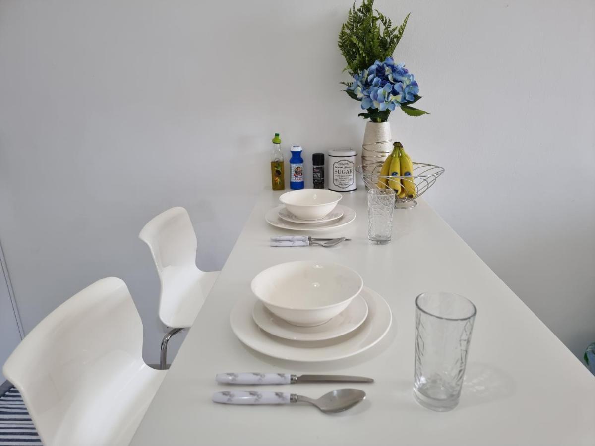 Super Modern Beachfront 1 Bedroom - Sleeps 4 Лимасол Екстериор снимка