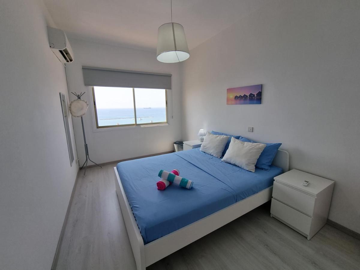 Super Modern Beachfront 1 Bedroom - Sleeps 4 Лимасол Екстериор снимка