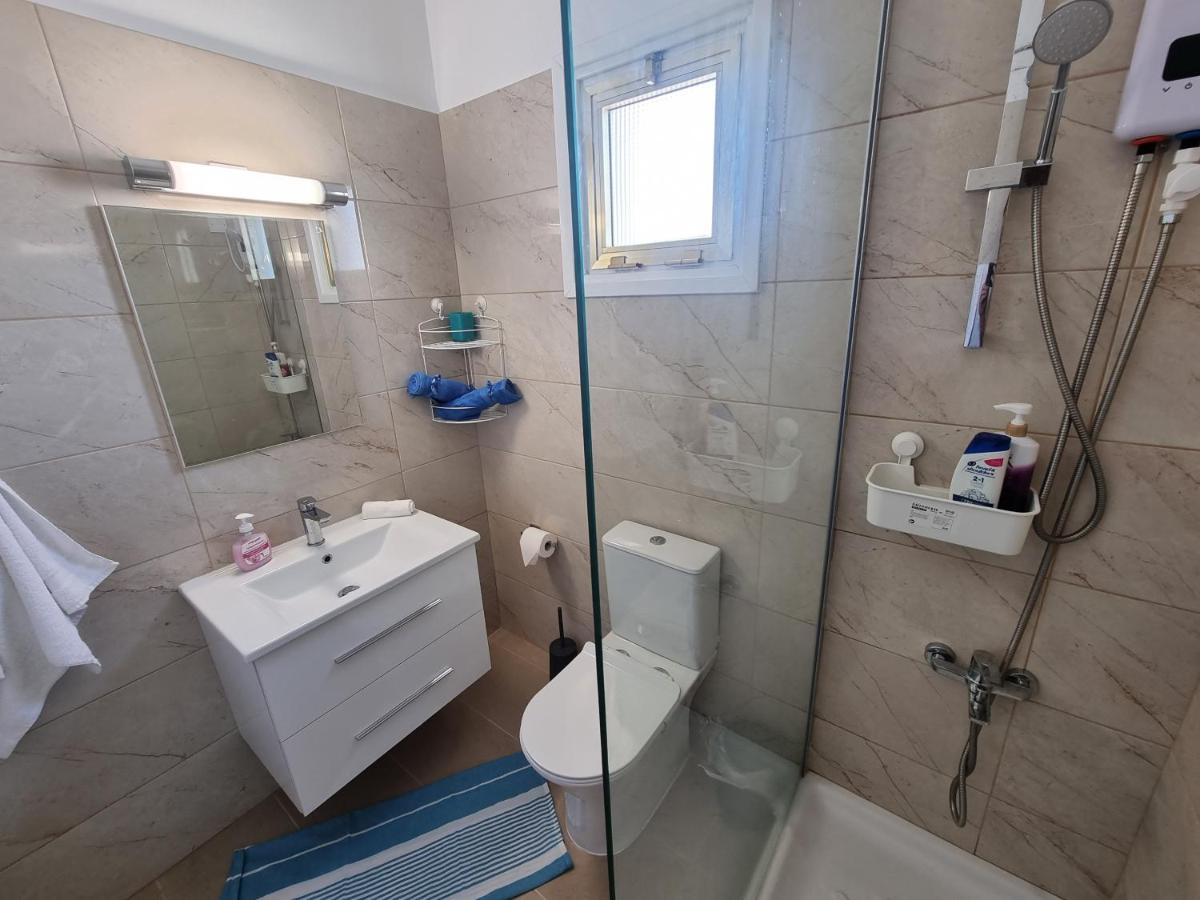 Super Modern Beachfront 1 Bedroom - Sleeps 4 Лимасол Екстериор снимка