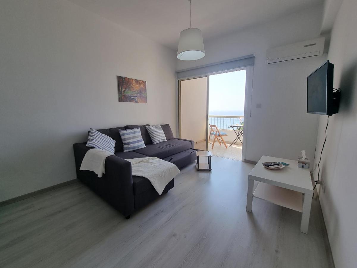 Super Modern Beachfront 1 Bedroom - Sleeps 4 Лимасол Екстериор снимка