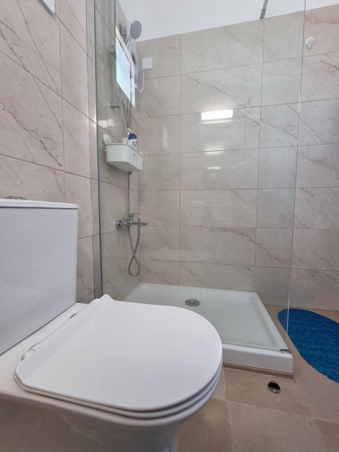 Super Modern Beachfront 1 Bedroom - Sleeps 4 Лимасол Екстериор снимка
